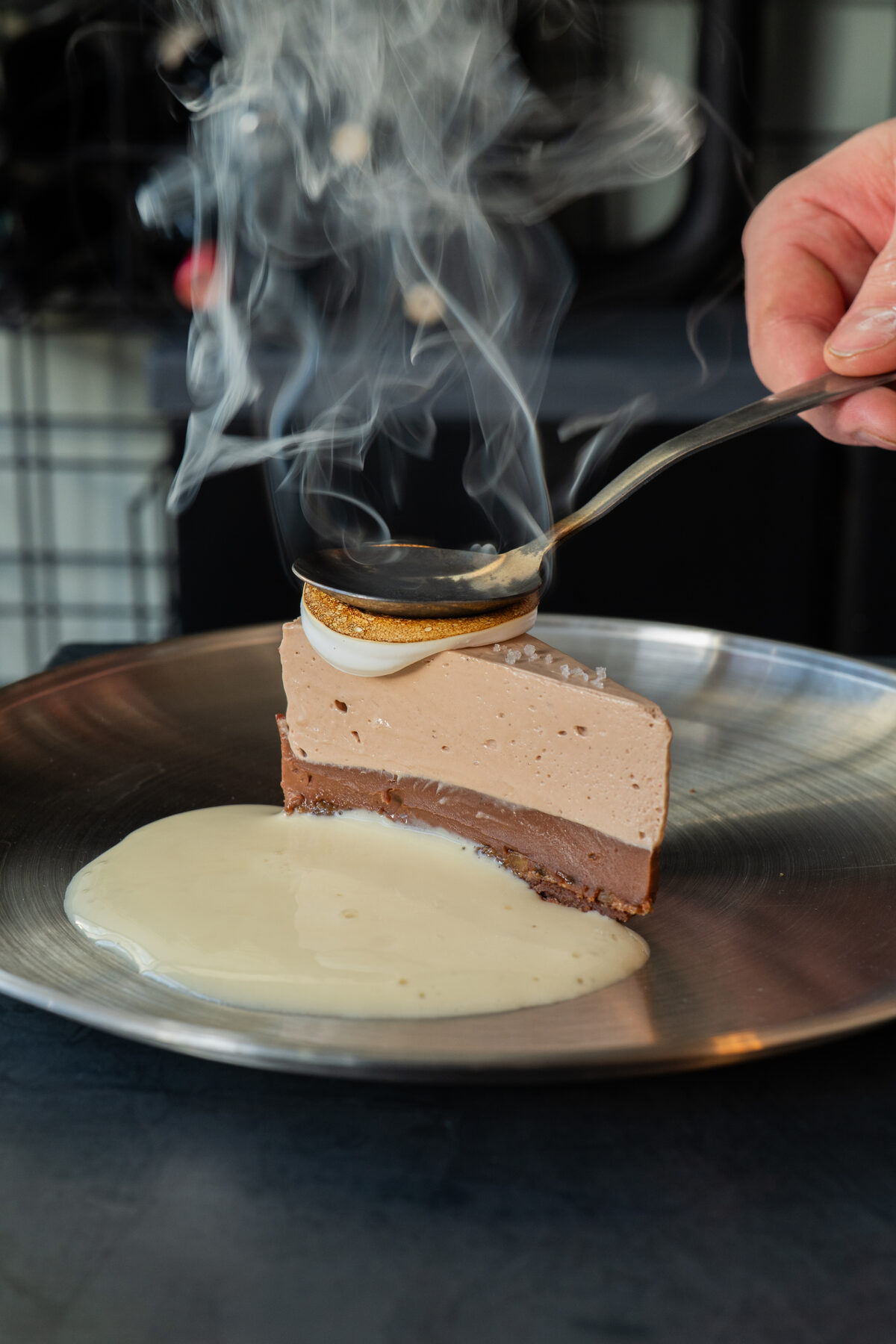 Dessert fumé au service